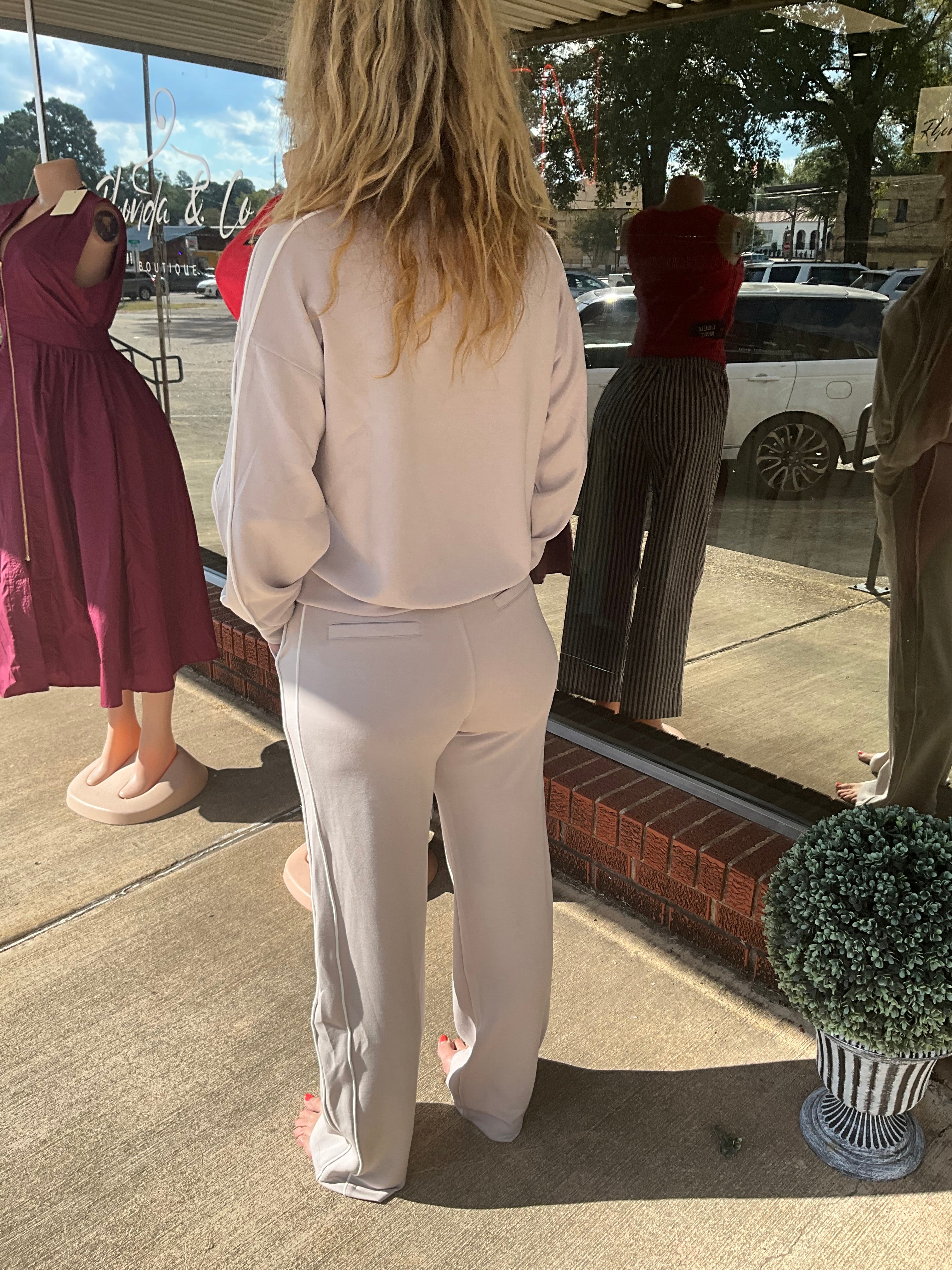 Buttery soft mocha / cream sweatpants