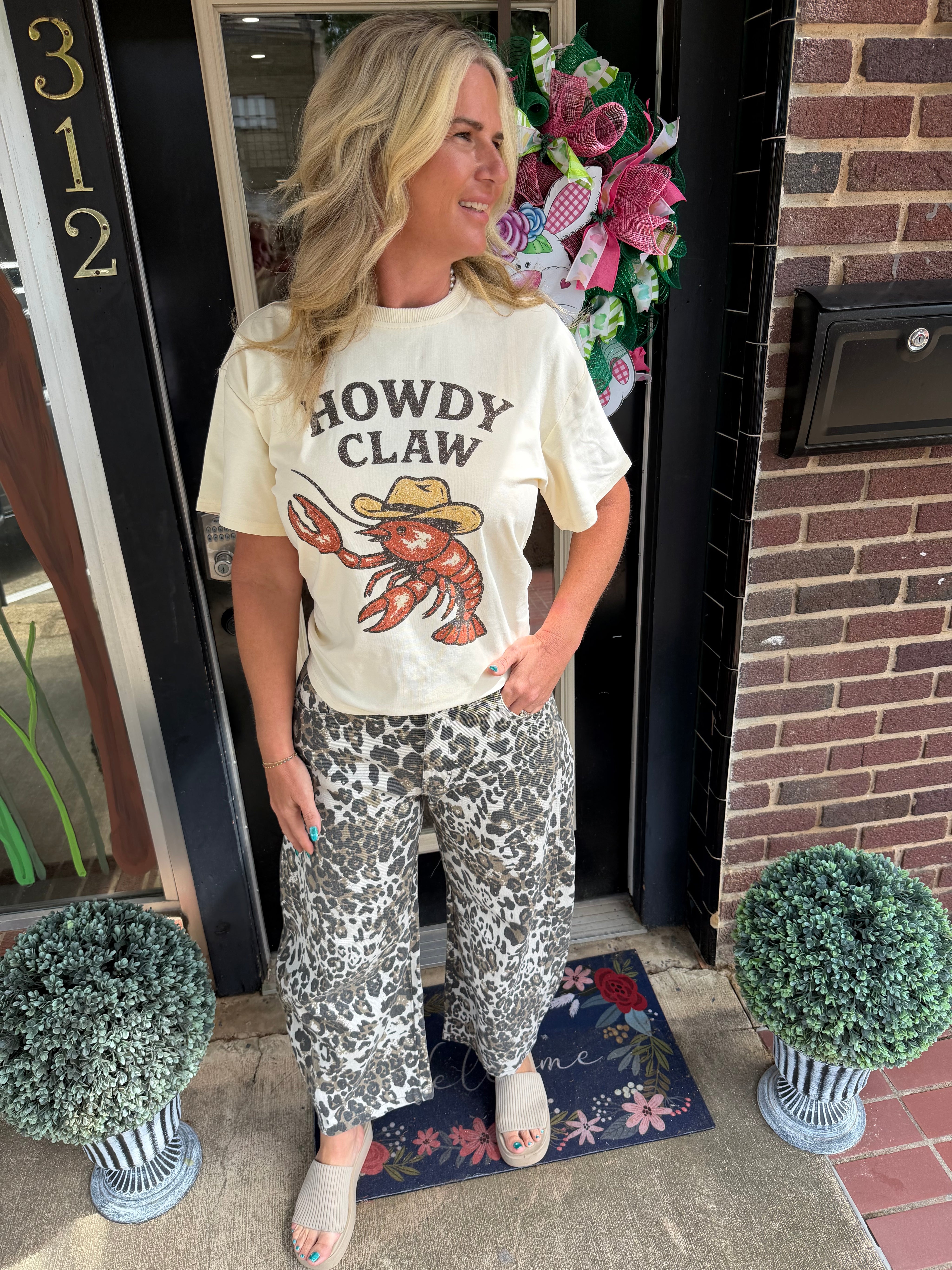 Howdy claw graphic tee