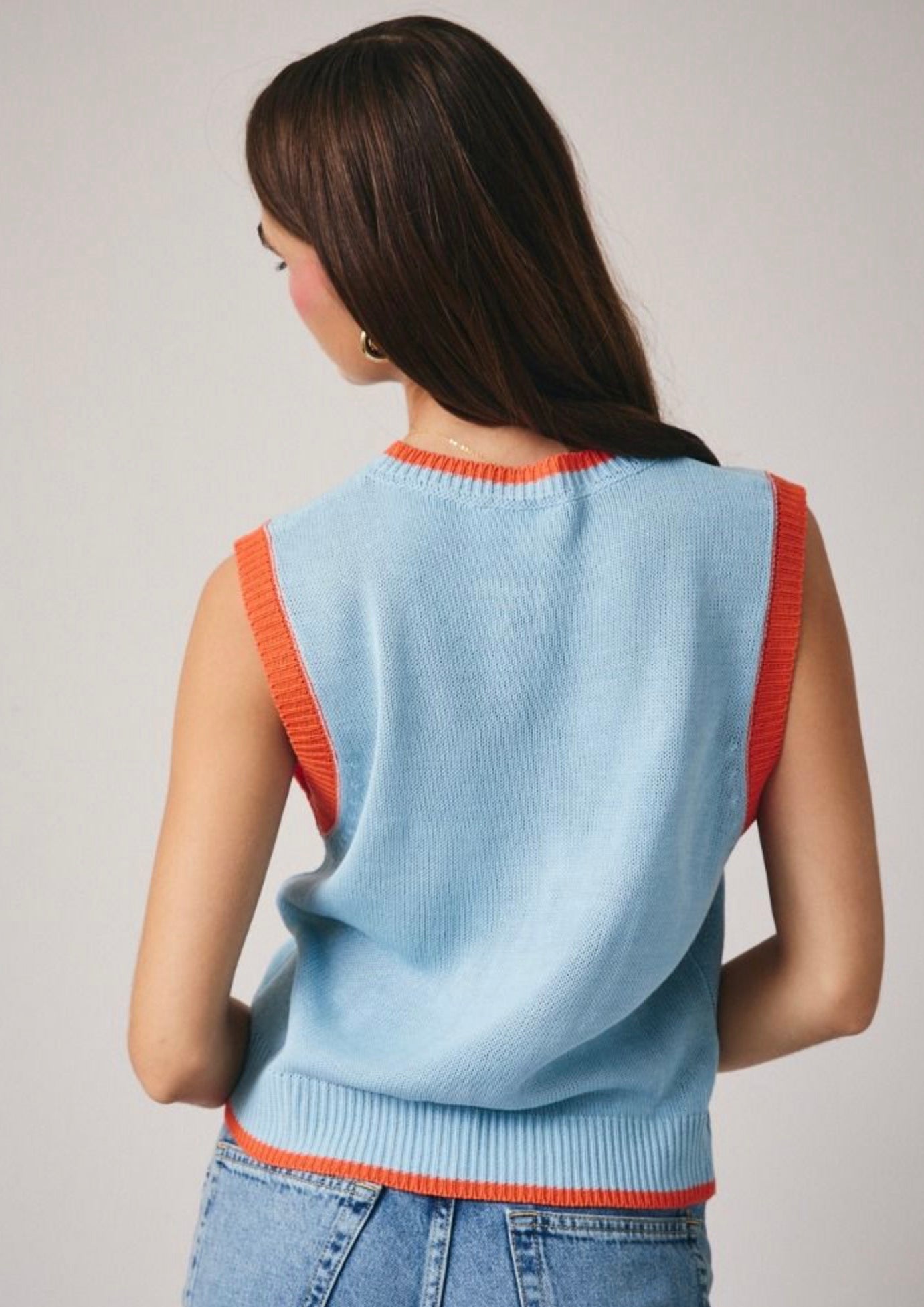 Fish sleeveless sweater