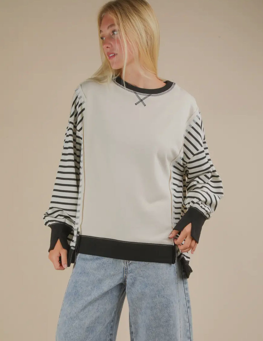 Crème and black sweatshirt