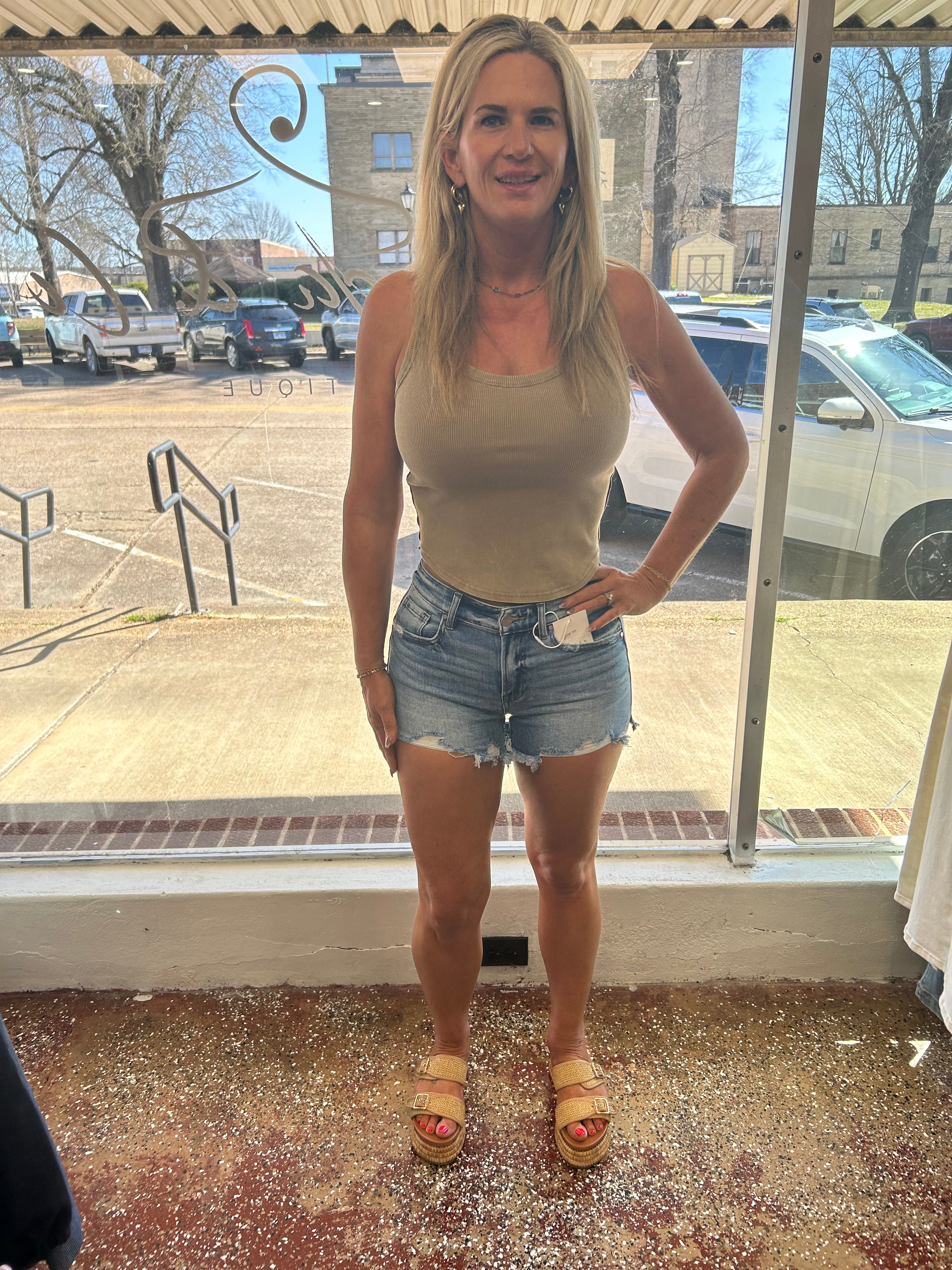 Mid rise risen slit shorts