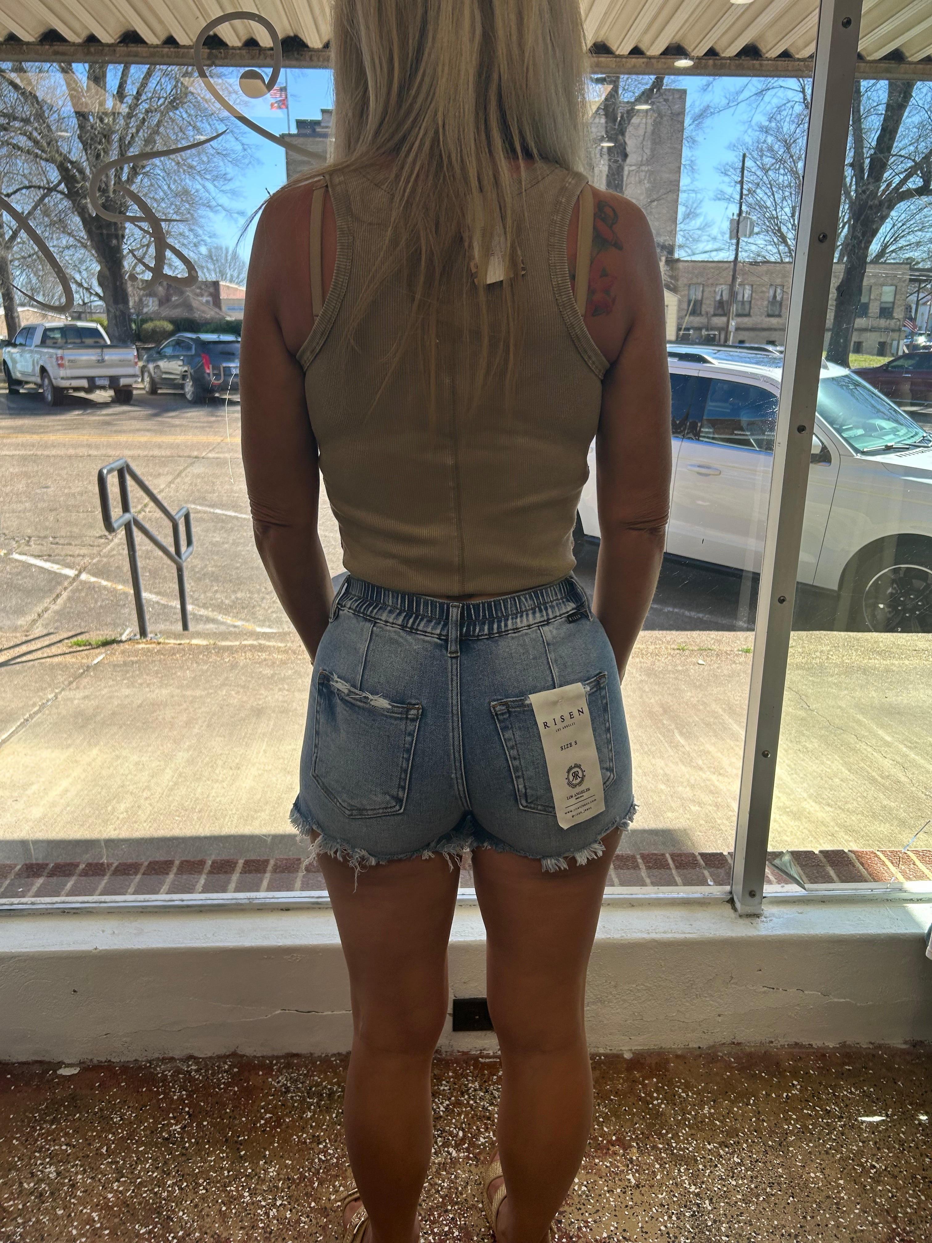 Mid rise risen slit shorts